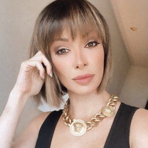 Meet your Posher, Mona